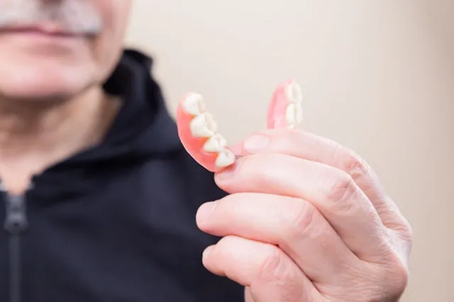 Dentysta dla seniora – jak wygląda opieka stomatologiczna w podeszłym wieku?