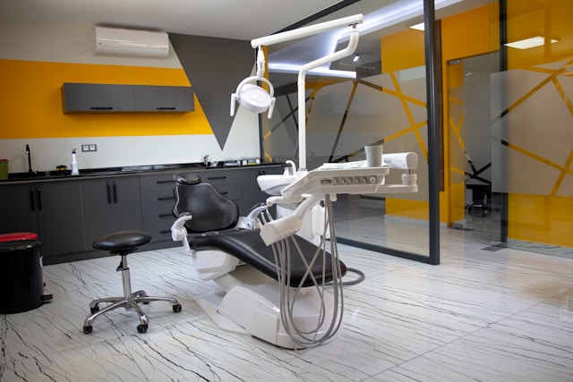 Dentysta a senior – jak dbać o zęby i protezy w starszym wieku?