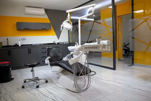 Dentysta a senior – jak dbać o zęby i protezy w starszym wieku?