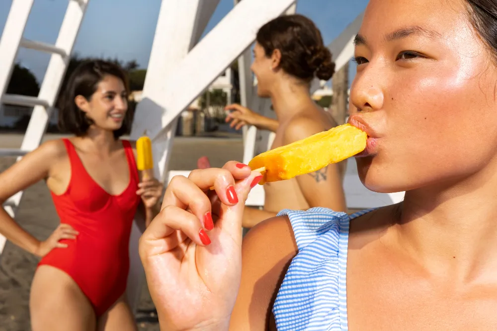 Jak bezpiecznie cieszyć się lodami i zimnymi deserami latem?