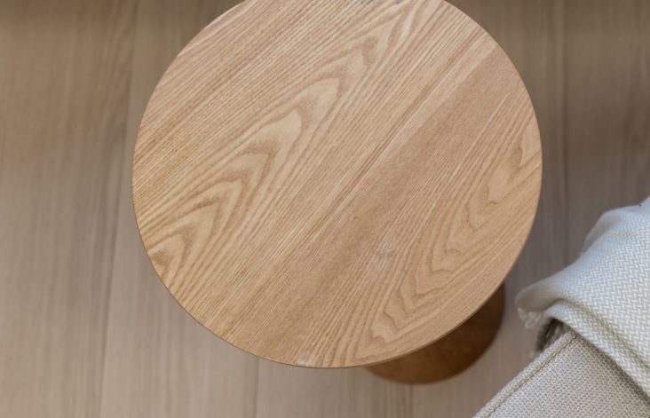 W jaki sposób kształt stolika determinuje jego funkcjonalność?